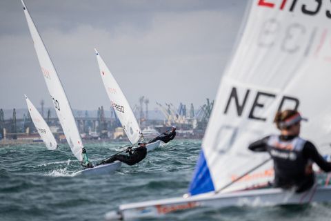 Zeilsters Bouwmeester en Jonker hebben wind in de rug met 'leipe hagel' op tweede WK-dag