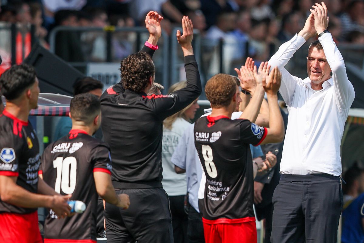 Marinus Dijkhuizen verlengt bij Excelsior en is langstzittende trainer Eredivisie