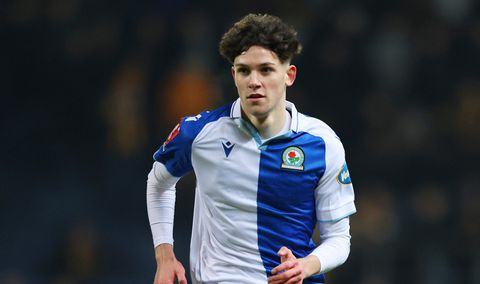 Hierom debuteerde Rory Finneran (15) bij Blackburn zonder sponsorlogo op het shirt