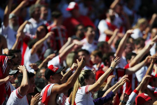 Ongelooflijk! Superclássico uitgesteld door doorgedraaide fans (video's)