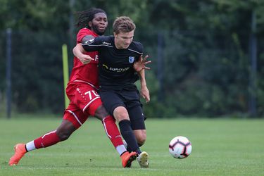 KOEKEROEND! AZ met man meer tegen Antwerp na rode kaart voor Dieumerci Mbokani