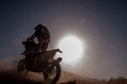 Heftig nieuws uit Dakar: Spaanse motorrijder in ernstige toestand naar ziekenhuis