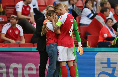 Deense aanvoerder Kjaer groeit uit tot held van de avond bij paniek rond Eriksen