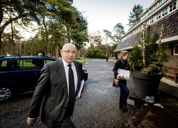 Van Praag in gesprek met Figo en Prins Ali