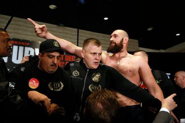 Fury en Wilder vliegen elkaar bij de staredown al in de haren (video)