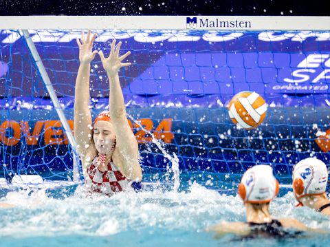 Waterpolosters winnen met speels gemak van Kroatië op EK waterpolo