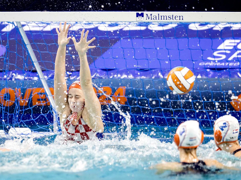 Waterpolosters winnen met speels gemak van Kroatië op EK waterpolo