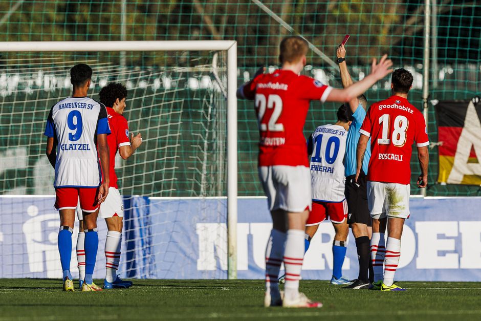 PSV speelt bij chaotisch oefenduel twee keer gelijk tegen HSV, ook een remise tegen Heracles