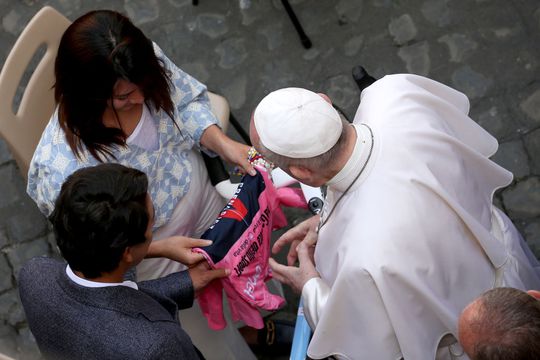 📸 | Giro-winnaar Bernal mét roze trui en zónder corona op bezoek bij paus