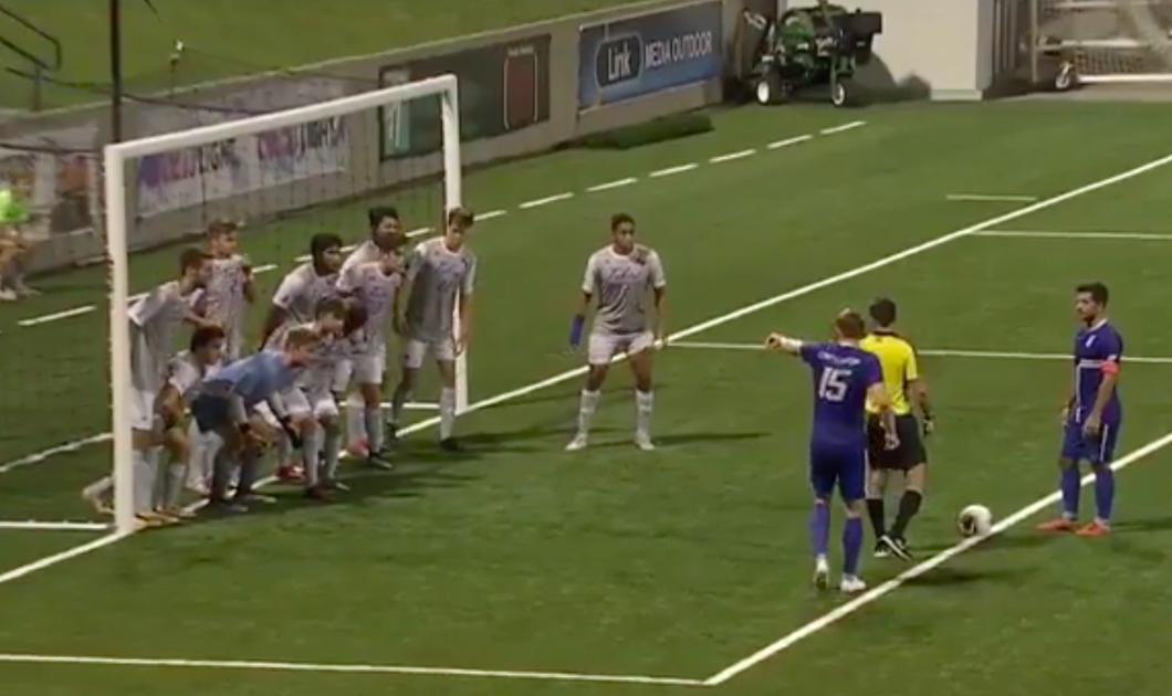 Japanner schiet onmogelijke, indirecte vrije trap keihard raak (video