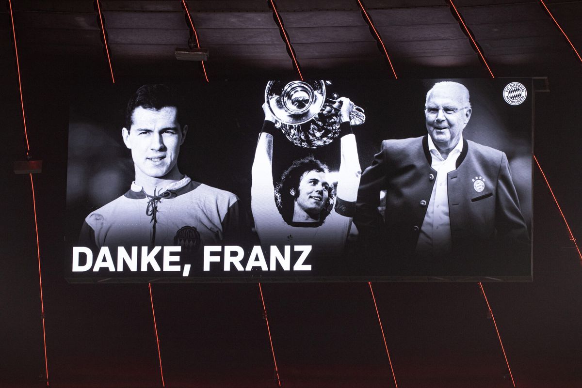 Kippenvel! Bayern München neemt prachtig afscheid van Franz Beckenbauer