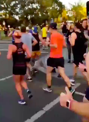 🎥 | HAHA! Feestganger belandt op weg naar huis tussen marathonlopers