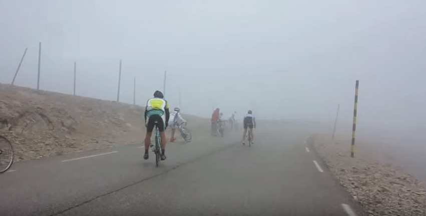 Tour finisht niet op mythische berg Ventoux: windstoten van 100 km/h