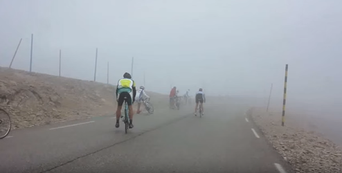 Tour finisht niet op mythische berg Ventoux: windstoten van 100 km/h