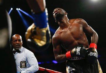 Terence Crawford grijpt WBA- en IBF-titels bij superlichtgewichten