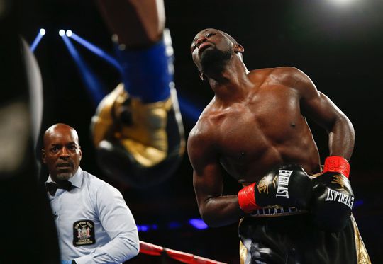 Terence Crawford grijpt WBA- en IBF-titels bij superlichtgewichten