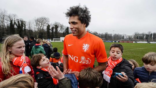 Van Hooijdonk 'geschorst' vanwege glas bier