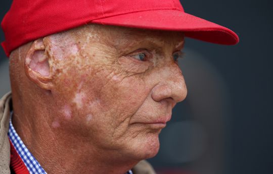 Niki Lauda ontmoet 40 jaar na horrorcrash de man die zijn leven redde (video)