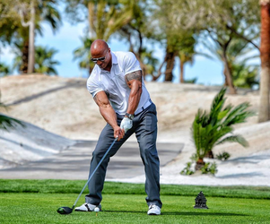 The Rock slaat met golfen loeiver, bijna een record