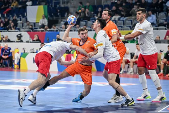 Nederland wint gemakkelijk eerste wedstrijd op EK handbal van Georgië