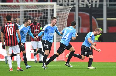 NEE JOH!! Luxemburgse dwerg komt op voorsprong tegen AC Milan (video)