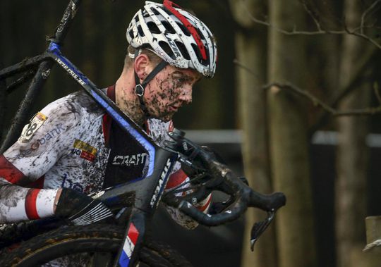 Van der Poel laat Van Aert achter zich in Hamme