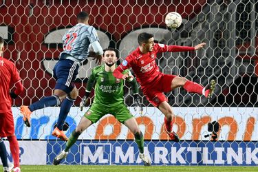 🎥 | Daar is 'ie dan! Haller knikt zijn eerste doelpunt voor Ajax binnen