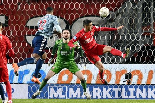 🎥 | Daar is 'ie dan! Haller knikt zijn eerste doelpunt voor Ajax binnen