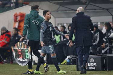 Tiental Ajax scoort niet in Warschau; Kluivert vernederd door Bosz