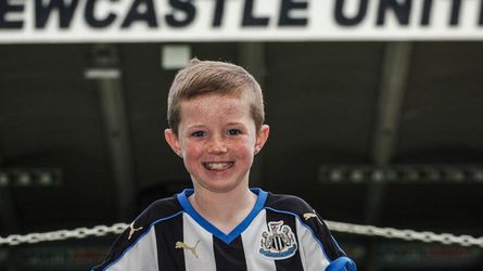 7-jarige Newcastle-fan ziet goed gedrag beloond worden en mag mee het veld op (video)
