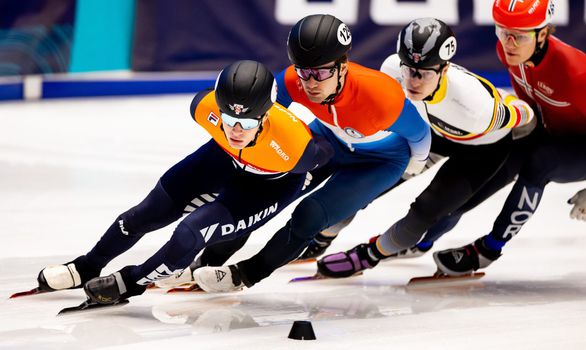 Magische kinderschaats of 'onding'? Jens van 't Wout rijdt met twee verschillende schaatsen op EK