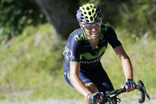 Valverde krijgt rode trui bij toeval omgehangen