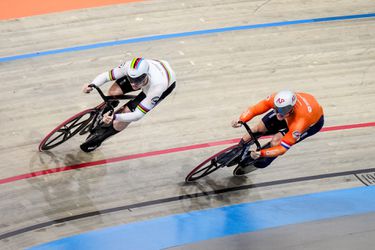 Harrie Lavreysen wint van goede vriend Jeffrey Hoogland bij sprint op EK baanwielrennen