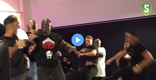 PLEURIS! Danicio deelt kopstoot uit bij stare down Boxing Influencers (video)