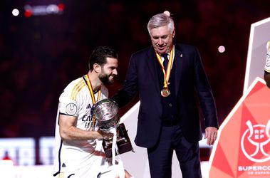 Carlo Ancelotti pakte elfde prijs met Real Madrid en evenaart Zinedine Zidane