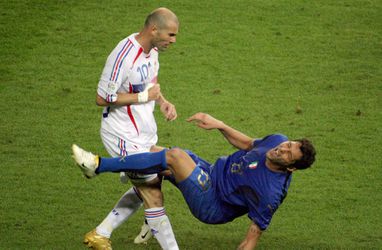 🎥 | Eigenaar Almeria geeft Zidane een kopstoot zoals op WK 2006