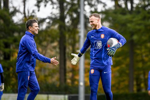 Patrick Lodewijks wil extra keeperstrainer voor EK: 'Kan mezelf niet in tweeën splitsen'