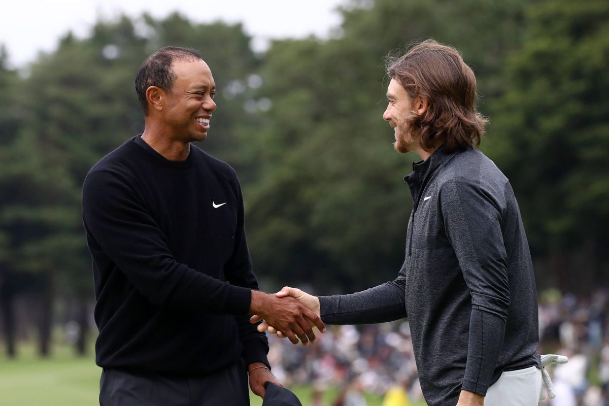 Woods gelijk aan de leiding bij rentree in Japan