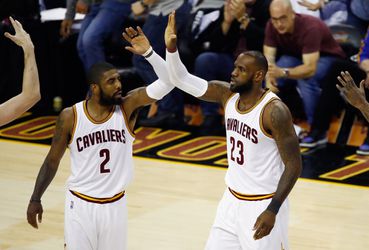 Irving en James stelen de show bij winst Cavaliers op Golden State (video)