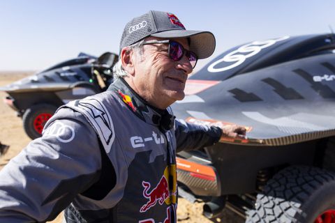 Vader van F1-coureur Carlos Sainz bovenaan in Dakar-stand bij eerste rustdag