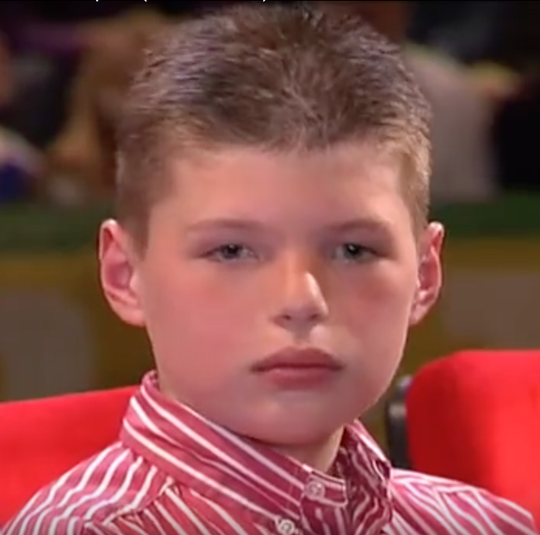 Genieten: Mini-Max Verstappen (11) met rode wangetjes bij zijn eerste tv-interview (video)