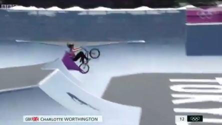 🎥 | Britse BMX'er Charlotte Worthington pakt goud na DEZE 360 backflip