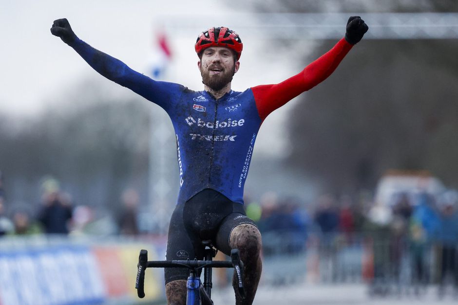 Joris Nieuwenhuis rijdt in bijna perfecte rit naar Nederlandse titel veldrijden