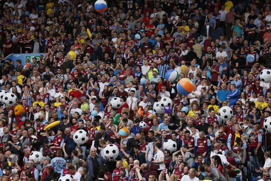 Villa-fans gooien duizenden ballonnen en tientallen strandballen op veld uit protest (video)
