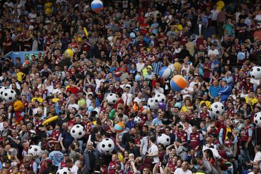 Villa-fans gooien duizenden ballonnen en tientallen strandballen op veld uit protest (video)