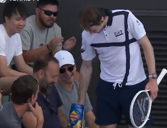 🎥😂 | Alexander Bublik pakt handje chips van toeschouwer tijdens tennispartij