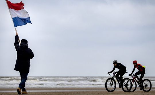 Ramon Sinkeldam wint strandrace Egmond-Pier-Egmond, Thijs Zonneveld 5e: 'Gefeli mooiboy'