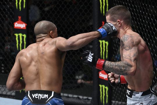 🎥 | UFC'er Nate Maness krijgt klappen maar verslaat Tony Gravely na dolle comeback