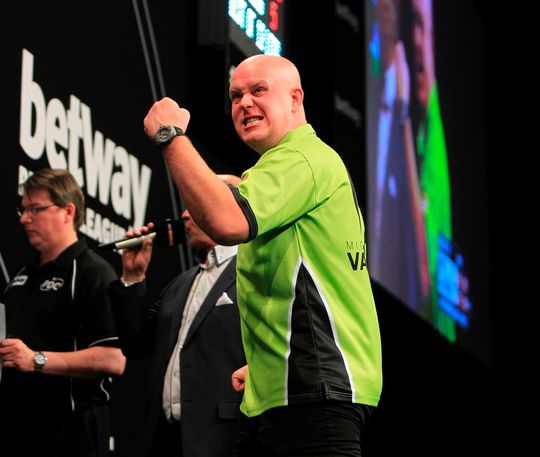 Michael van Gerwen brengt Phil Taylor in de problemen