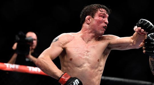 Bebloede UFC-vechtersbaas maakt heerlijke comeback met keiharde KO (video)